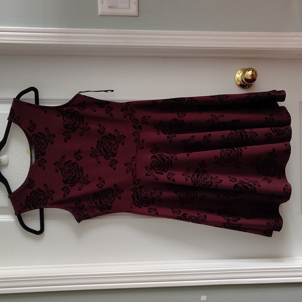 Suzy Shier Women's Burgundy Sleeveless Dress